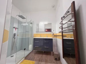 gite-la-tribu-du-dadet-salle-de-douche-jaune